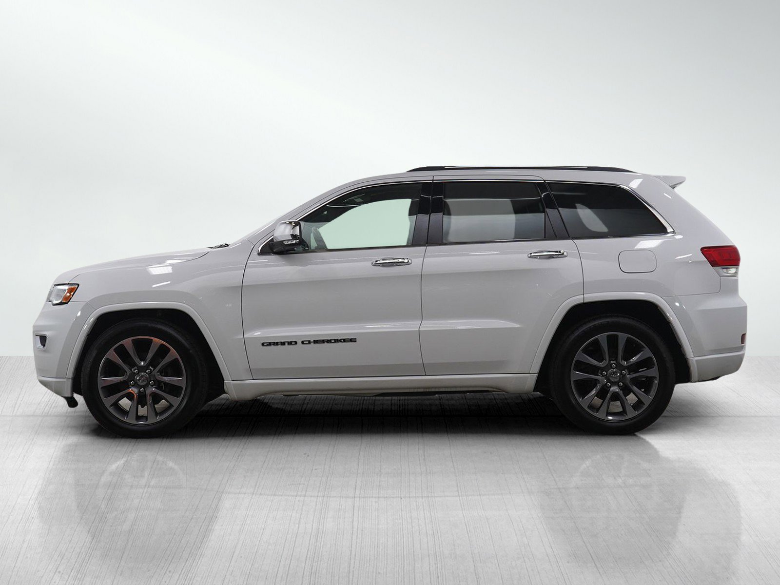 Used 2018 Jeep Grand Cherokee Overland with VIN 1C4RJFCG1JC119305 for sale in Hopkins, MN