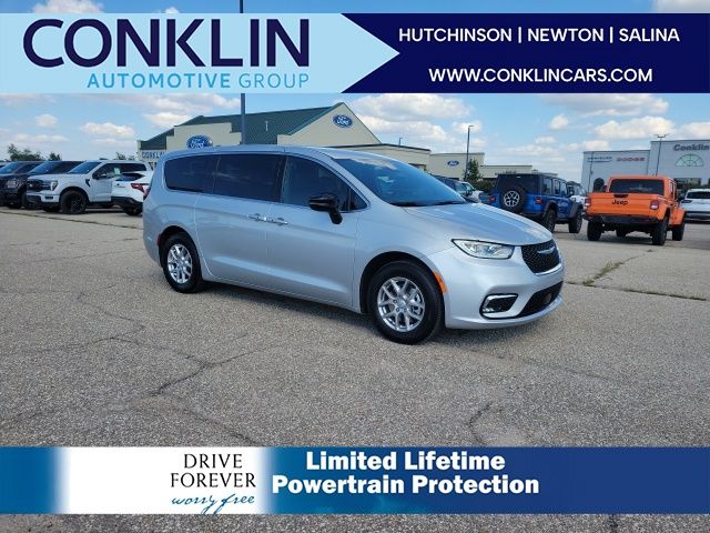 2026 Chrysler Pacifica Select's photo