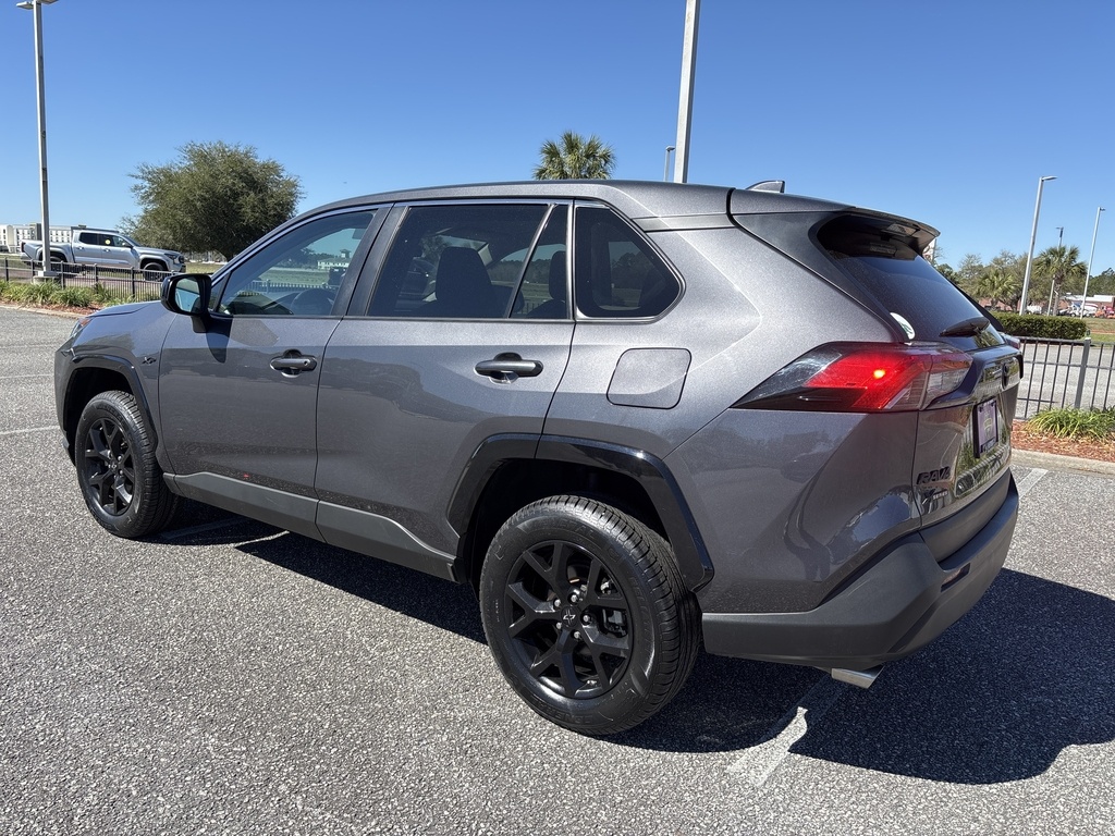 2022 Toyota RAV4 LE photo 3