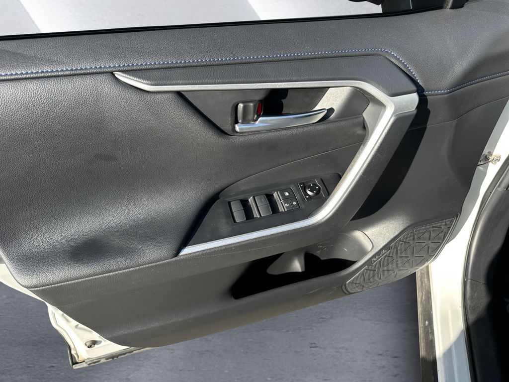 2020 Toyota RAV4 Hybrid XSE photo 11