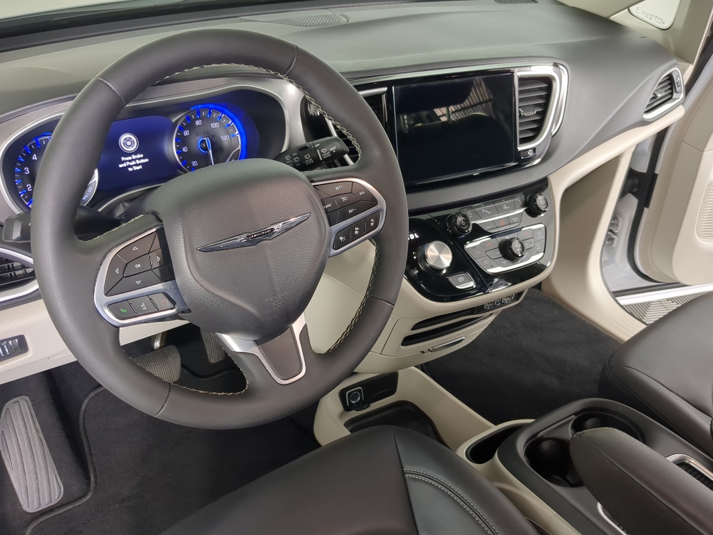 2024 Chrysler Pacifica Touring L photo 17