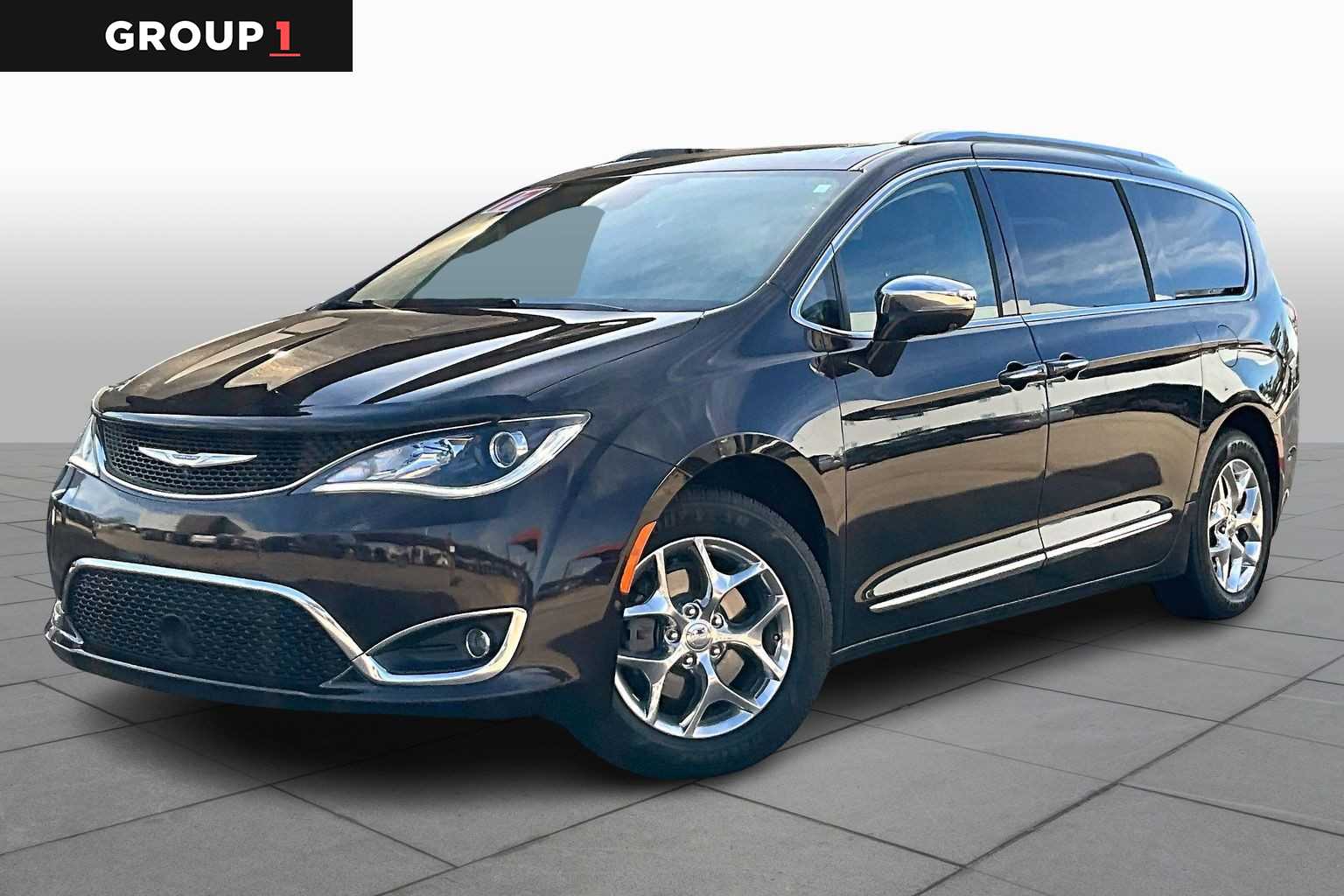 2017 Chrysler Pacifica Limited's photo