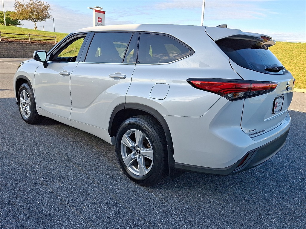 2022 Toyota Highlander Hybrid LE photo 4