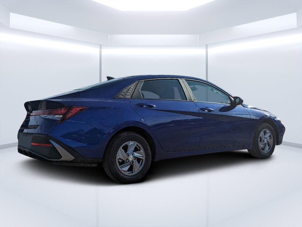 2025 Hyundai Elantra SE photo 3