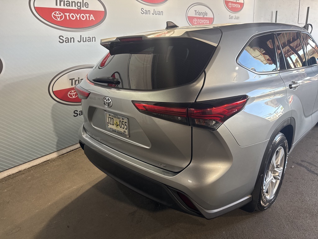 2022 Toyota Highlander LE photo 16