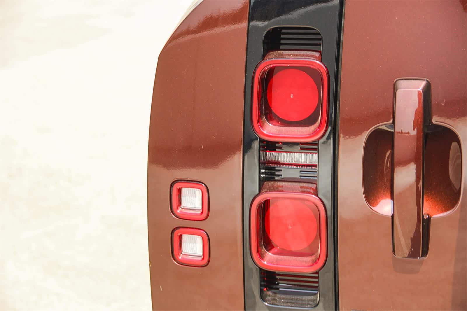 2025 Land Rover Defender 130 X-Dynamic SE photo 7