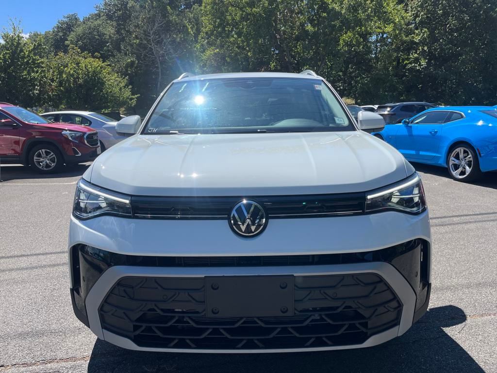 2025 Volkswagen Taos SE photo 3