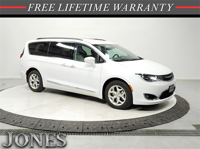 2017 Chrysler Pacifica Touring-L's photo