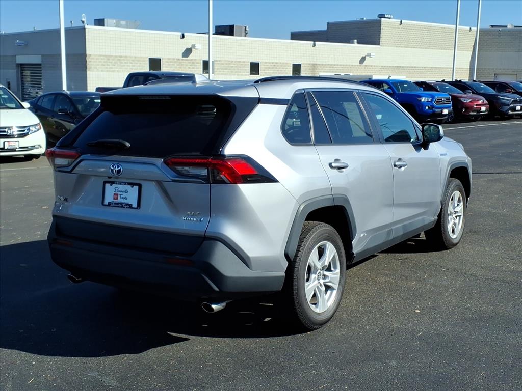 2021 Toyota RAV4 XLE photo 3