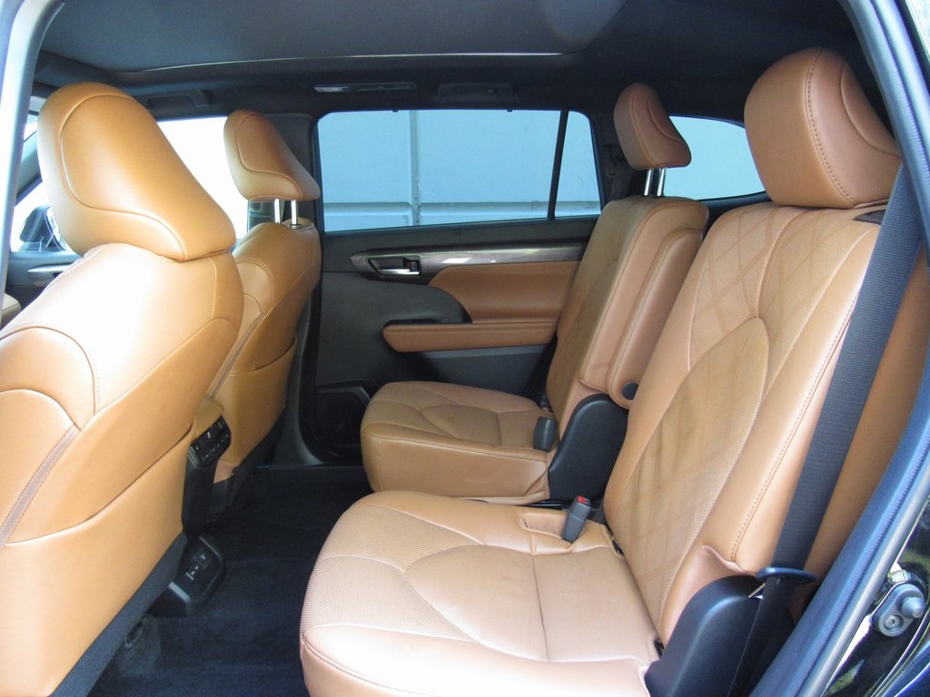 2023 Toyota Highlander Platinum photo 13