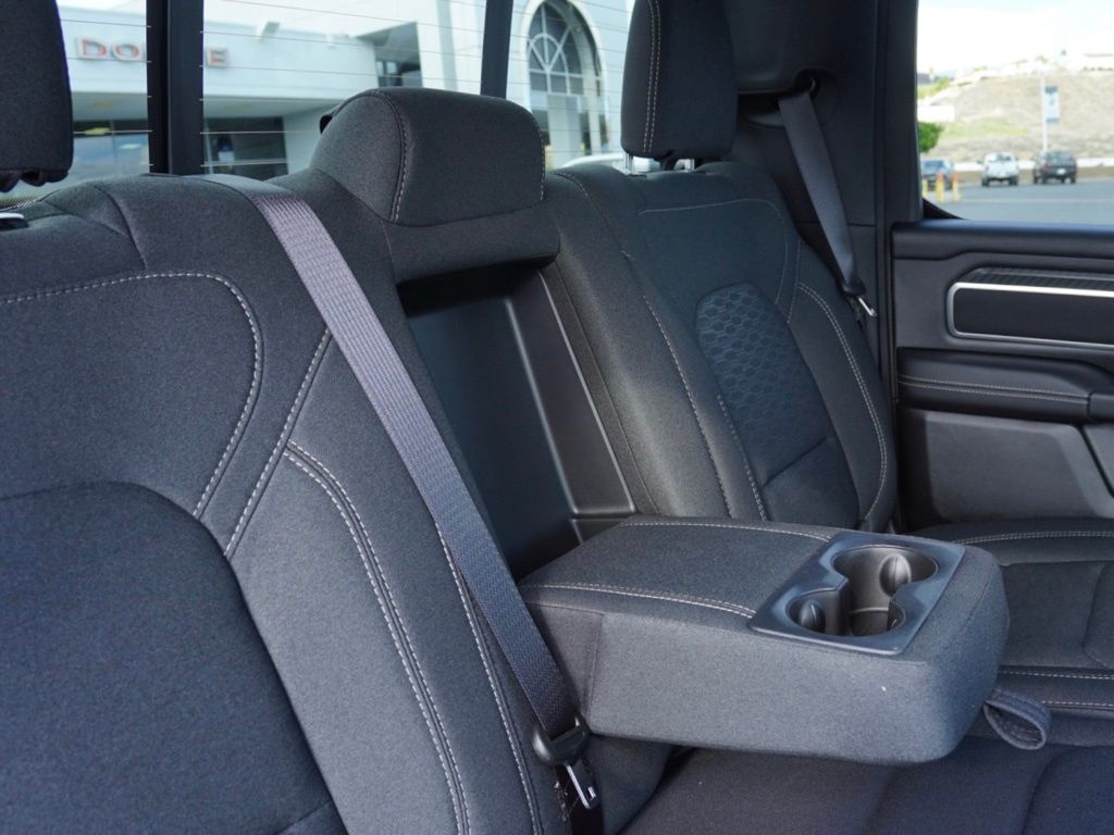 New 2026 Diamond Black Crystal Pearl-Coat Exterior Paint RAM Big Horn Night Edition image 24