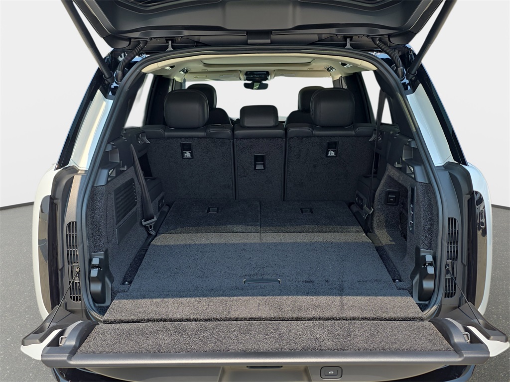 2025 Land Rover Range Rover SE photo 13