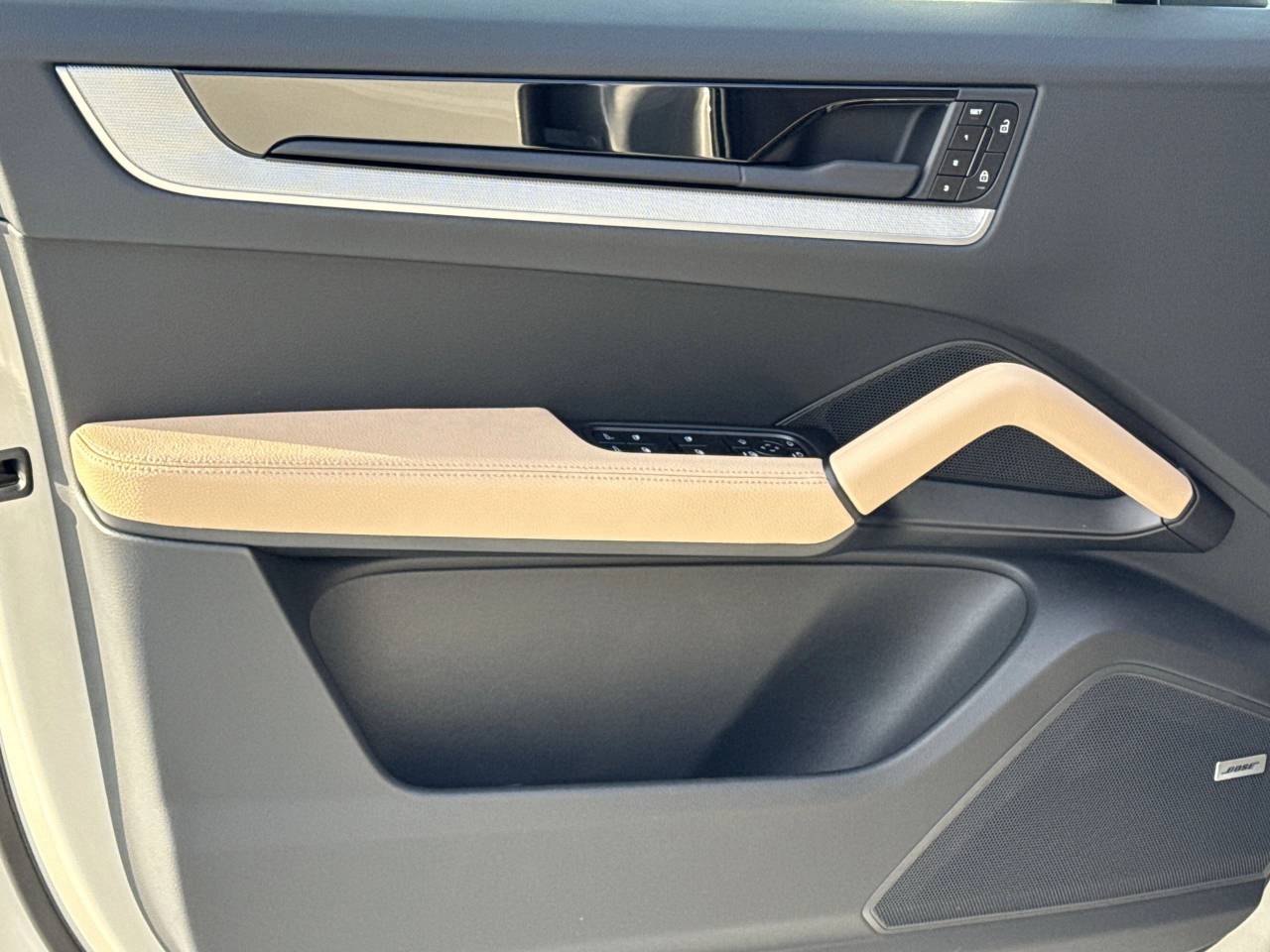 2025 Porsche Cayenne Base photo 18