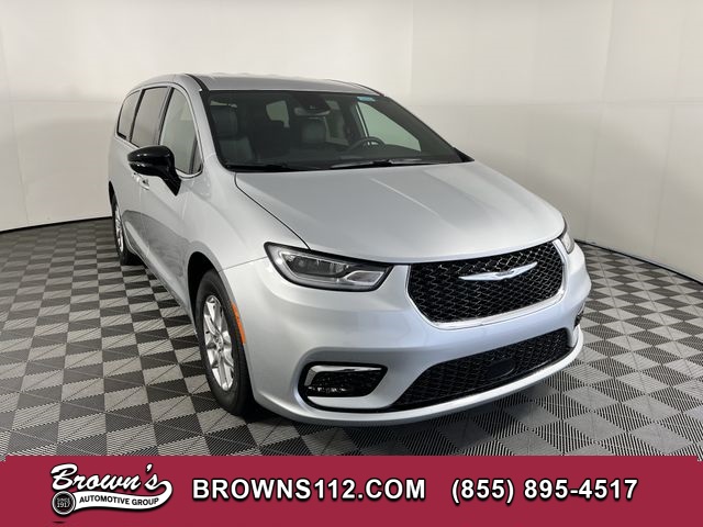 2026 Chrysler Pacifica Select's photo