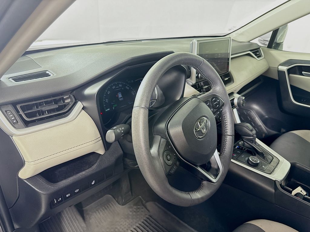 2023 Toyota RAV4 Hybrid XLE photo 9