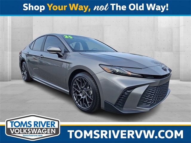 2025 Toyota Camry SE's photo