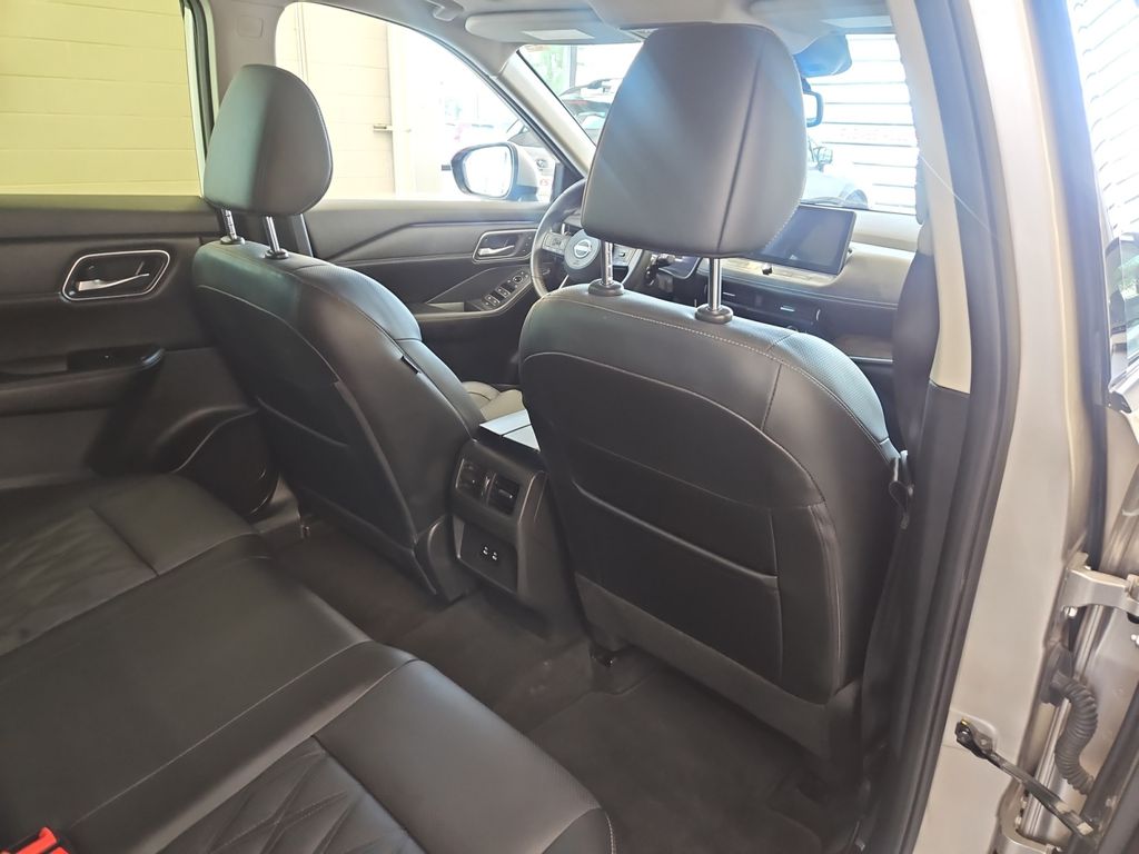 2024 Nissan Rogue Platinum photo 17