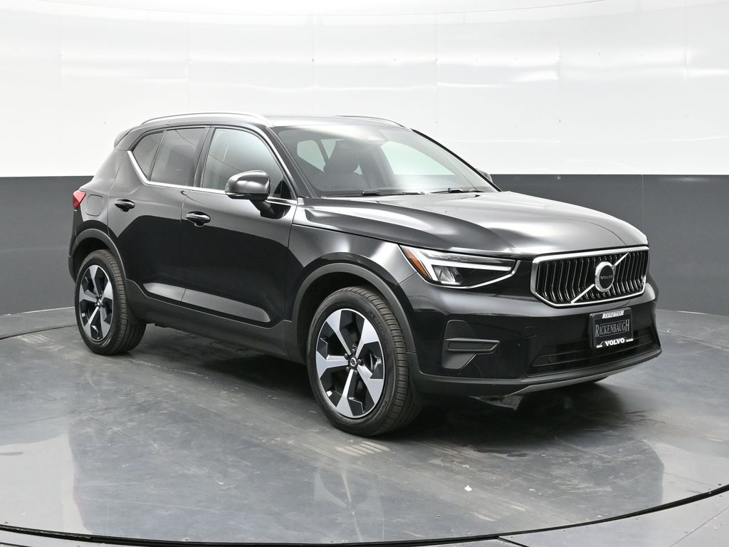 2025 Volvo XC40 Core's photo