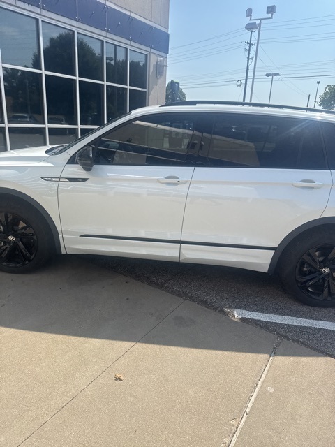 2024 Volkswagen Tiguan SE R-Line Black photo 4