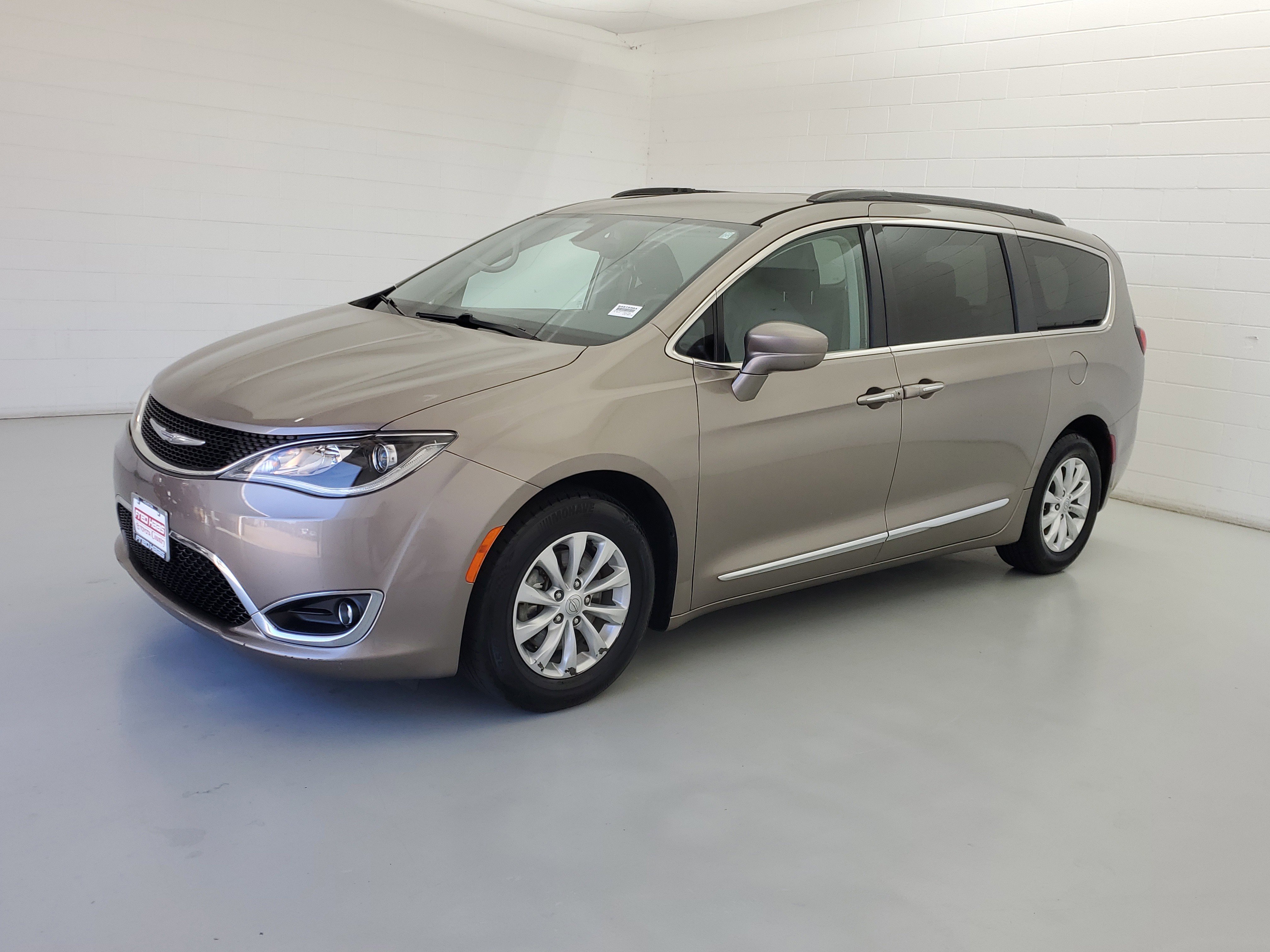 2017 Chrysler Pacifica Touring-L's photo