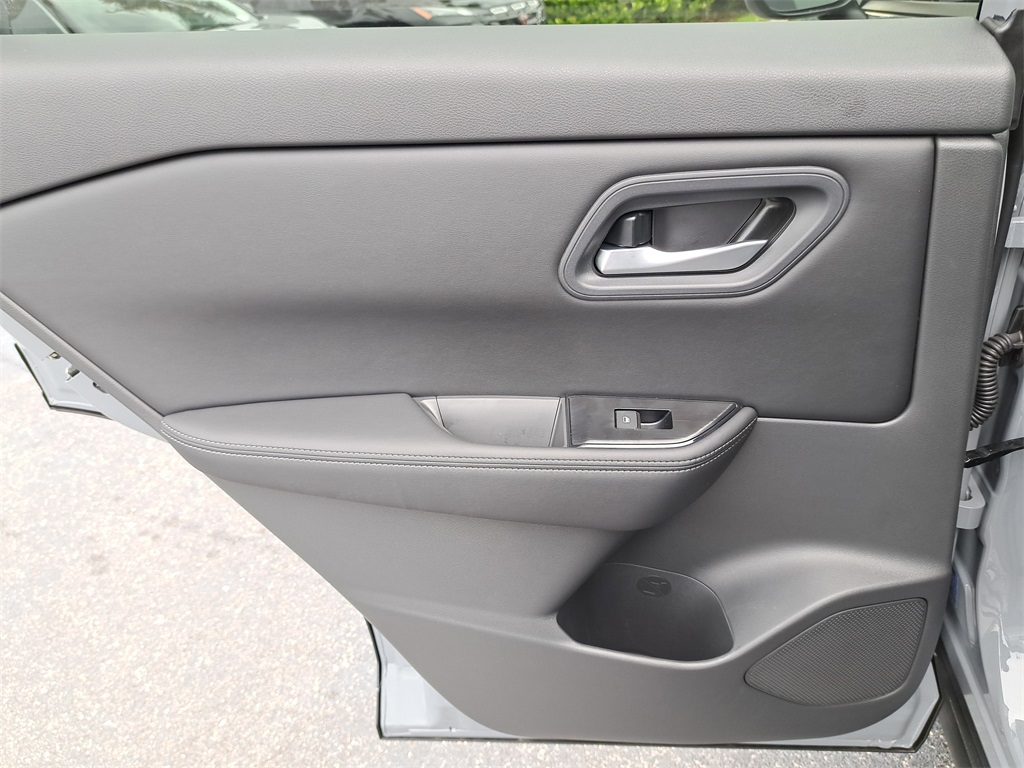 2026 Nissan Rogue SV photo 14