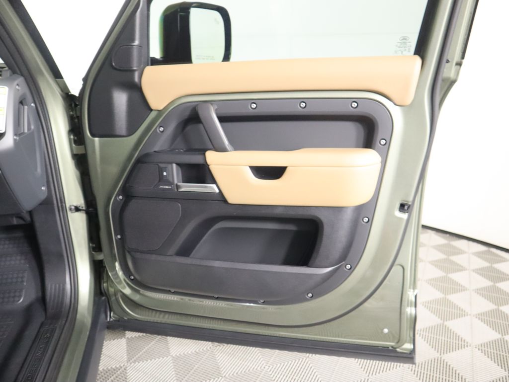 2025 Land Rover Defender 110 S photo 25