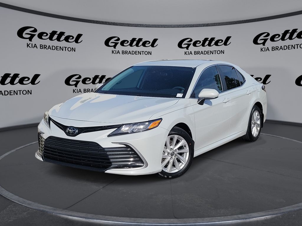 2023 Toyota Camry LE's photo