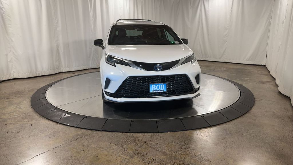 2021 Toyota Sienna XSE photo 3