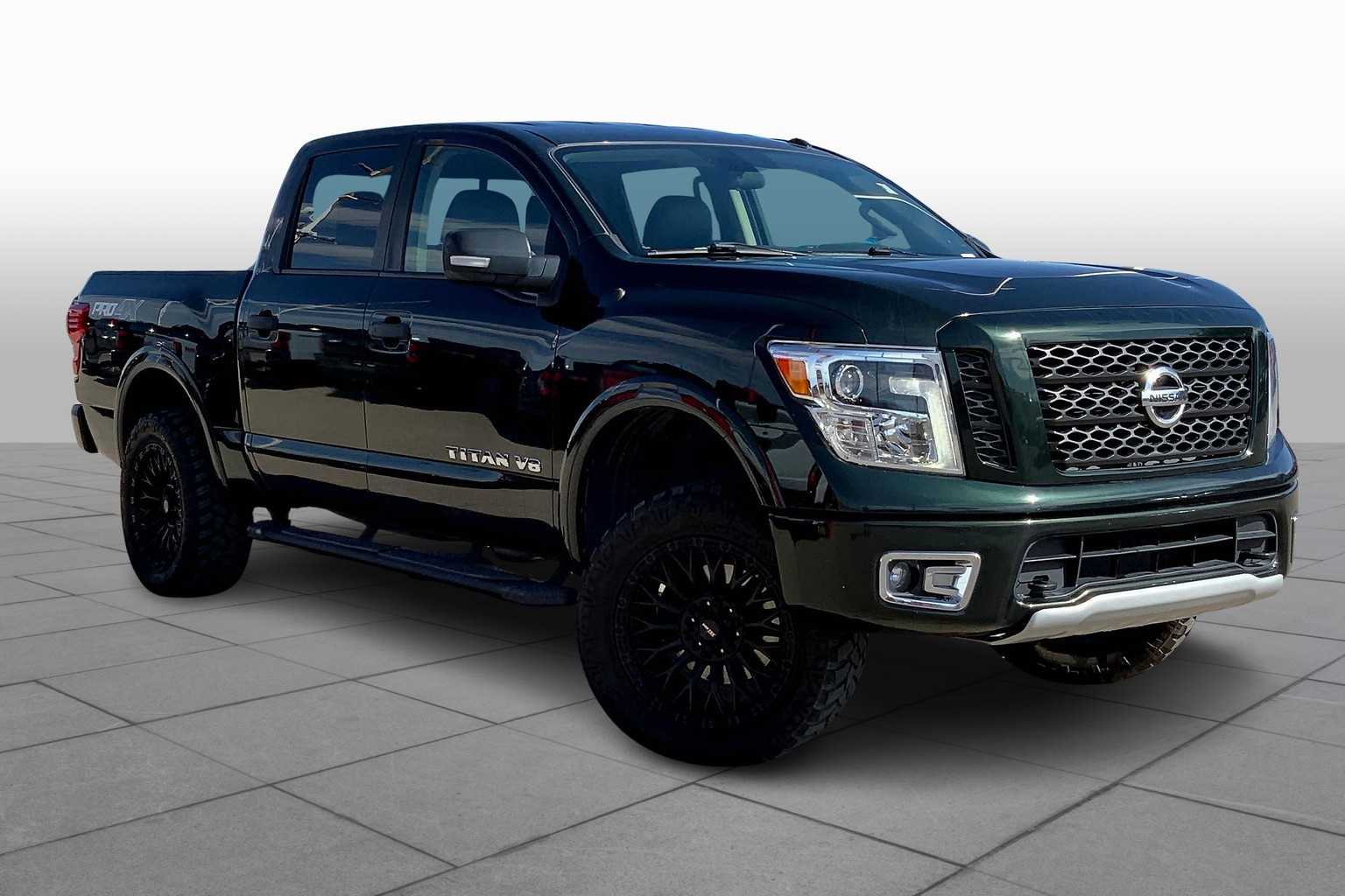 2019 Nissan Titan PRO-4X Crew Cab photo 2