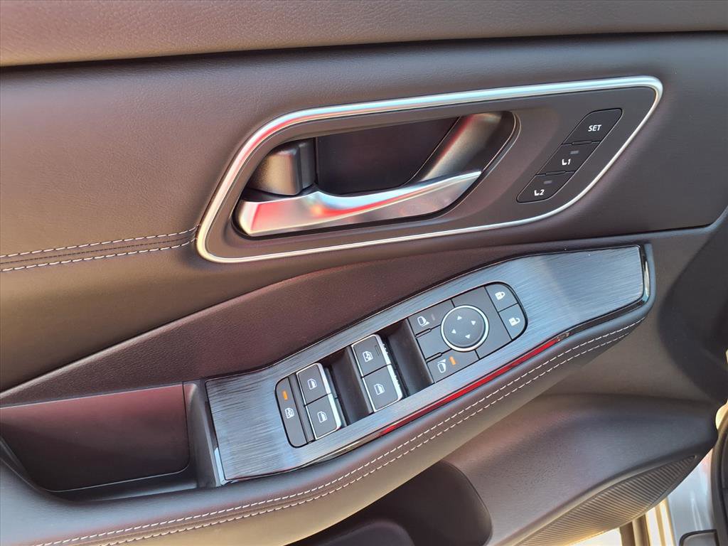 2026 Nissan Rogue Platinum photo 8