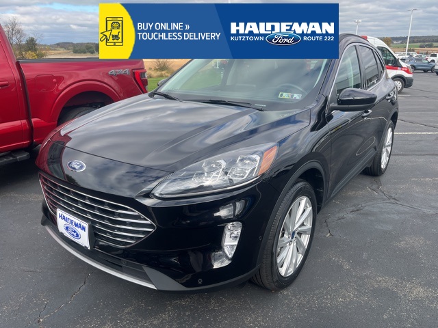 2022 Ford Escape Titanium's photo