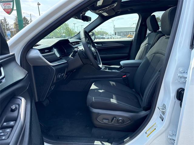 2025 Jeep Grand Cherokee Laredo X photo 2