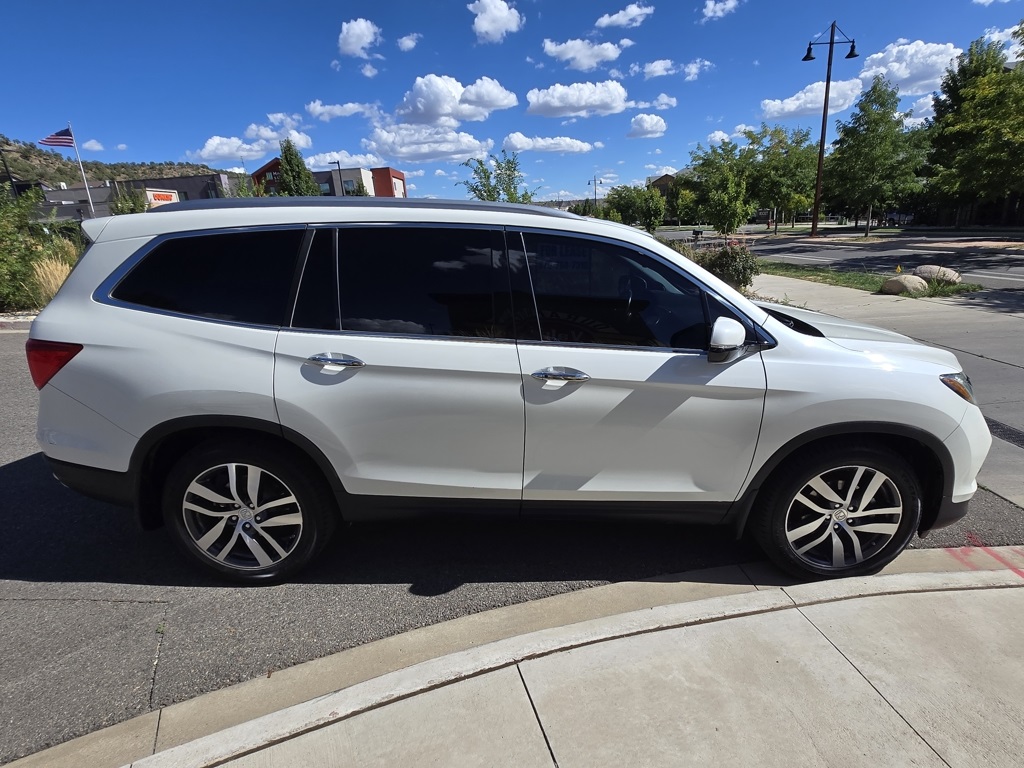 2017 Honda Pilot Elite photo 4