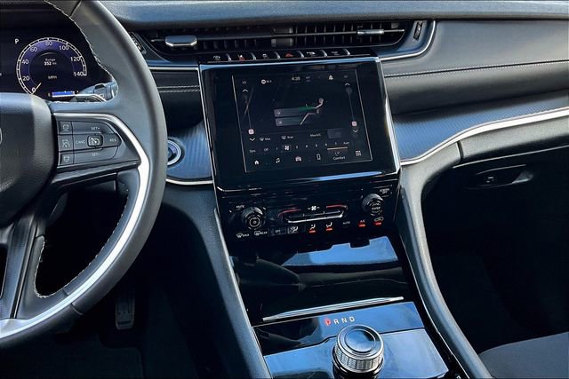 2023 Jeep Grand Cherokee Laredo photo 3