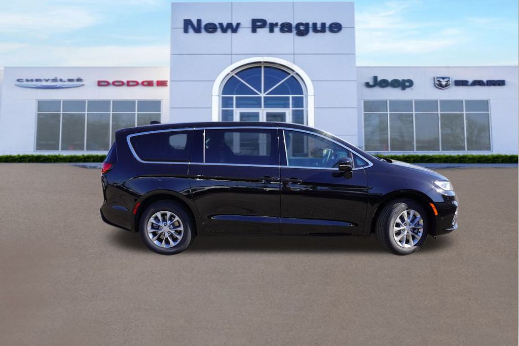 2026 Chrysler Pacifica photo 2