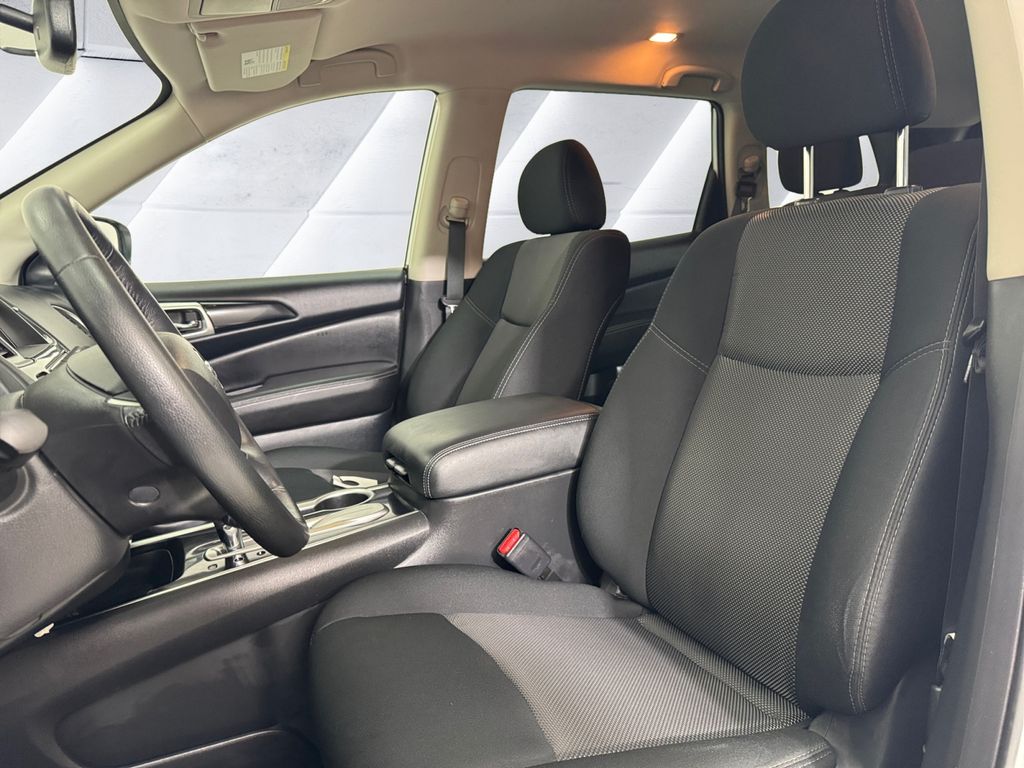 2020 Nissan Pathfinder SV photo 6