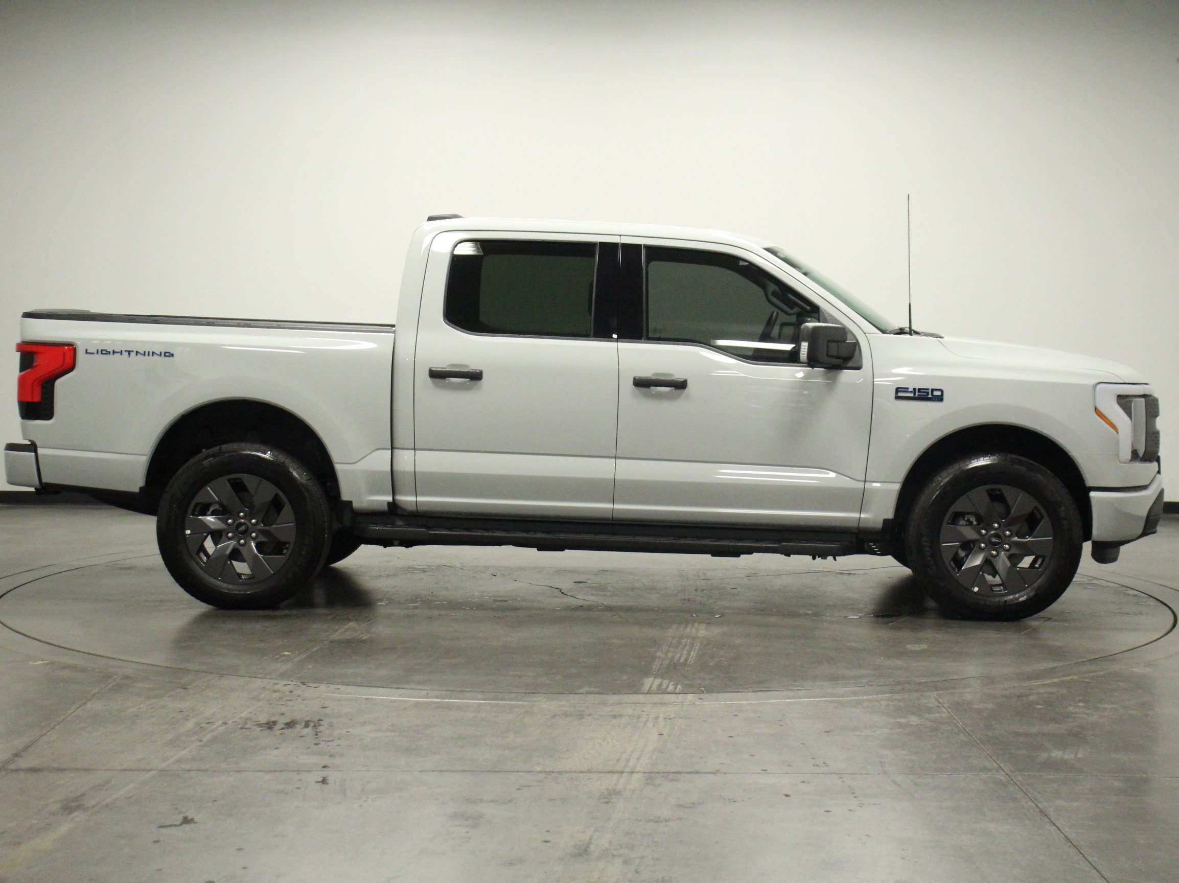 2024 Ford F-150 Lightning XLT photo 6