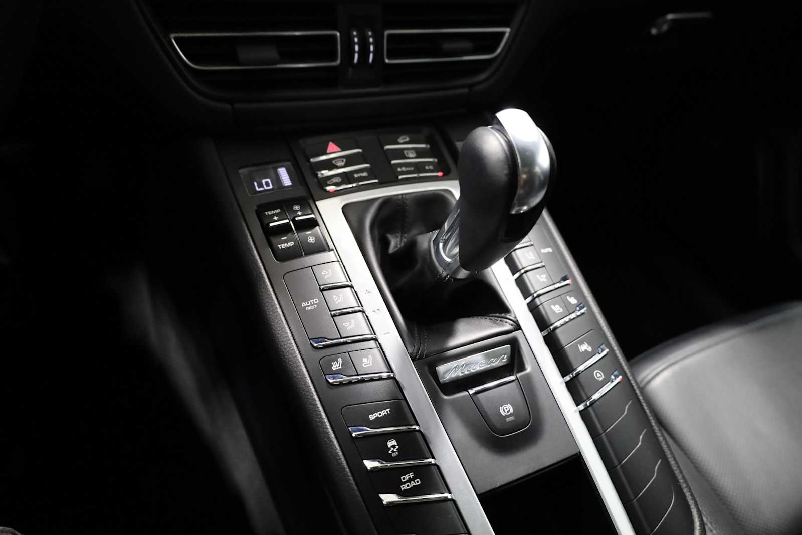 2021 Porsche Macan Base photo 29