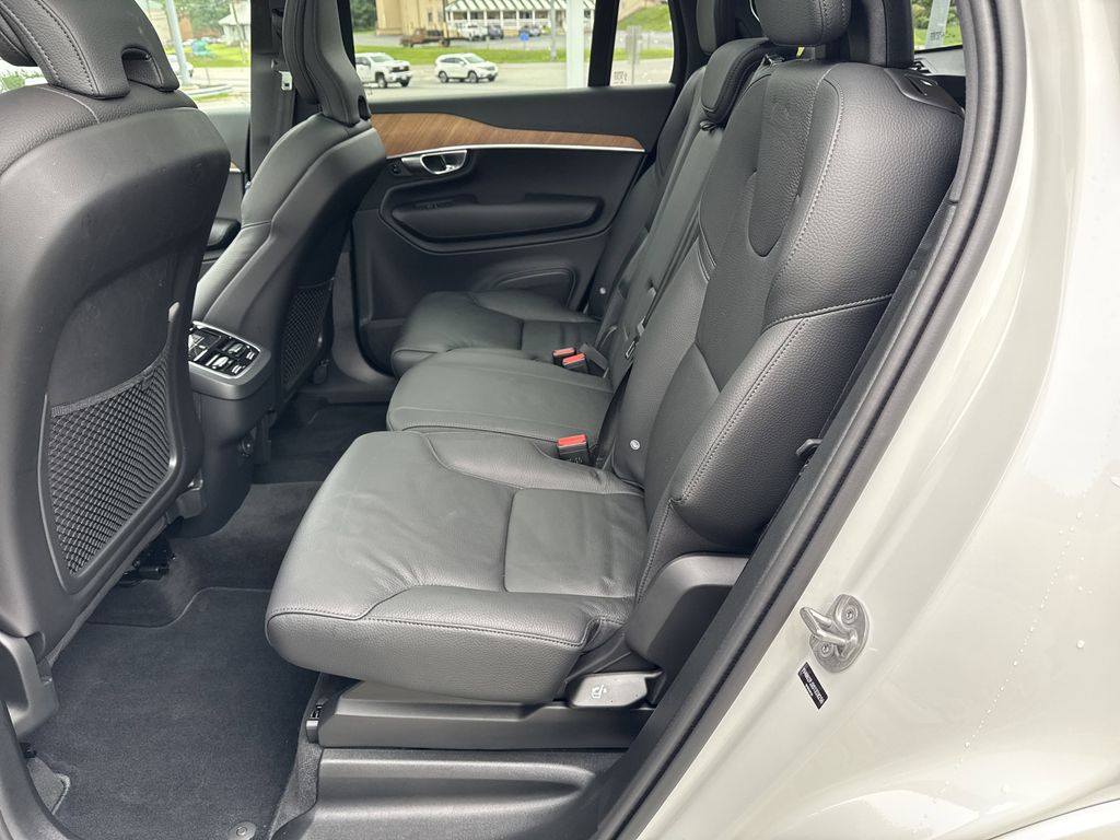 2025 Volvo XC90 Core photo 37