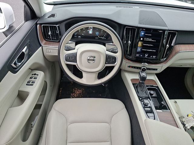 2021 Volvo XC60 T5 Momentum photo 12