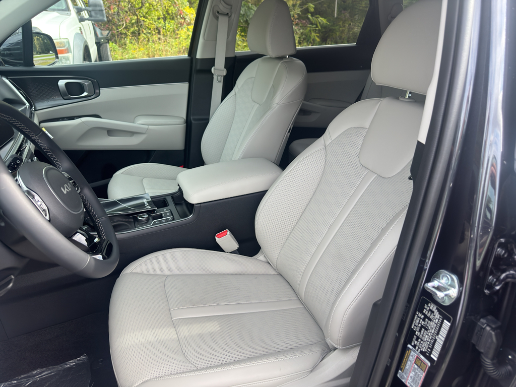 2025 Kia Sorento S photo 3
