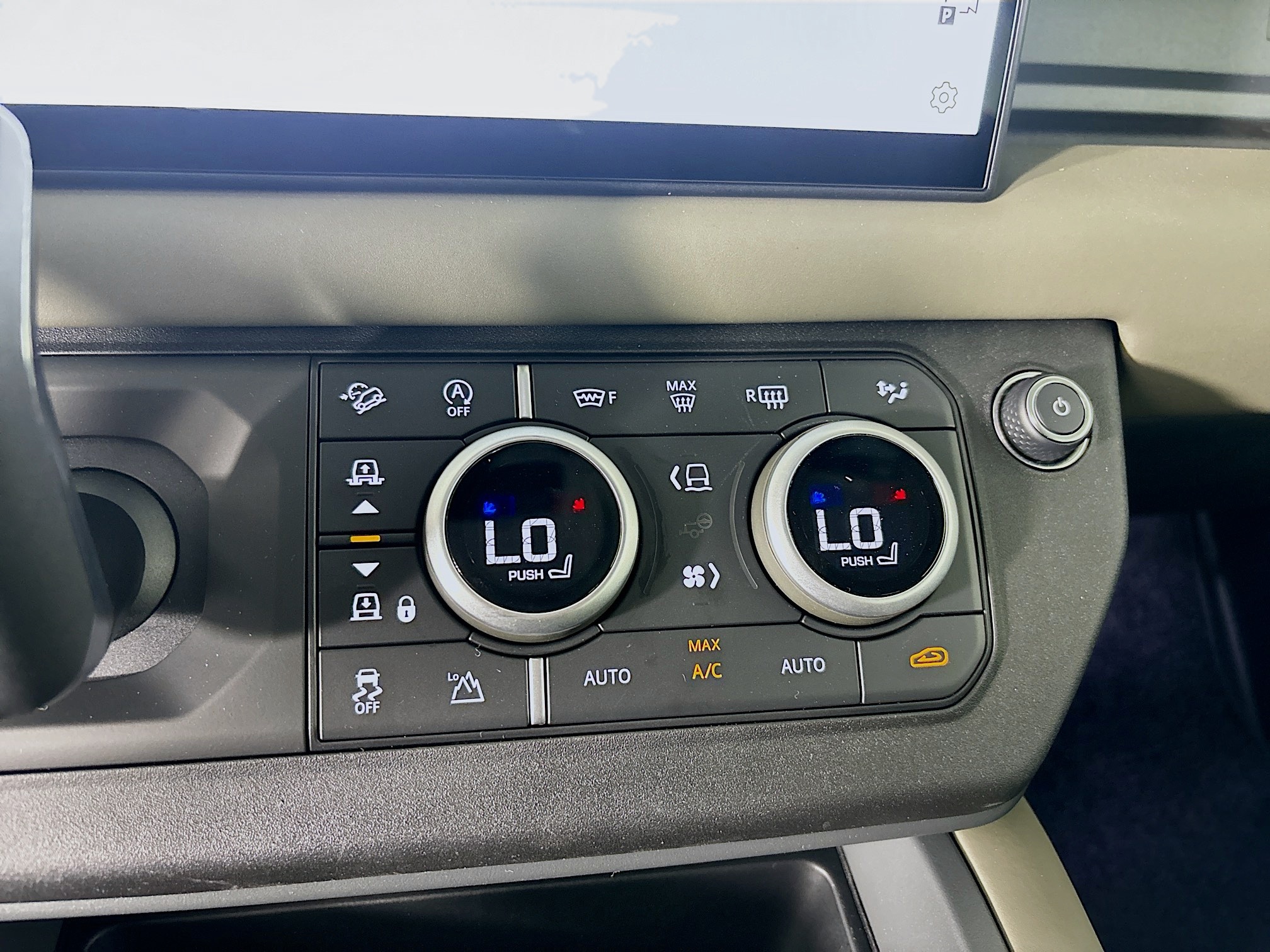 2025 Land Rover Defender 110 S photo 15