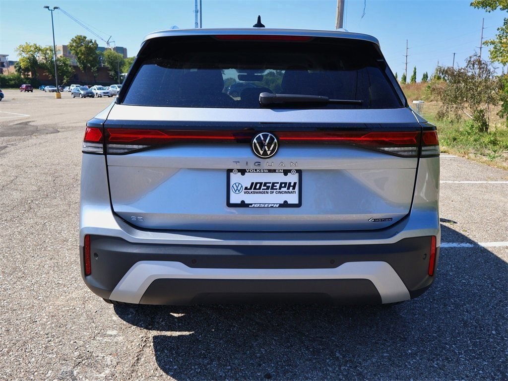 2025 Volkswagen Tiguan SE photo 3