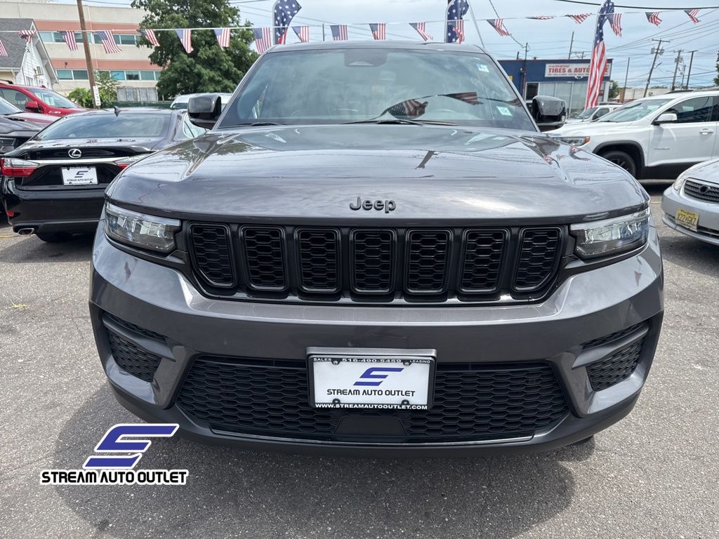 2023 Jeep Grand Cherokee Altitude photo 2
