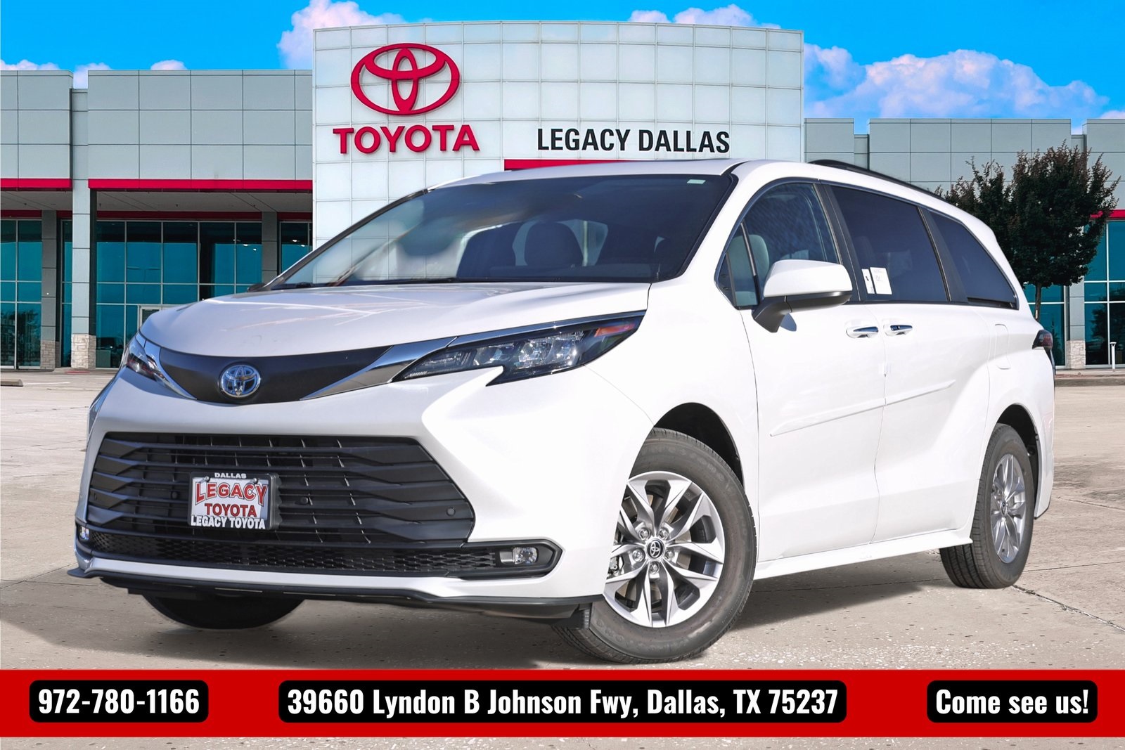 2026 Toyota Sienna XLE's photo