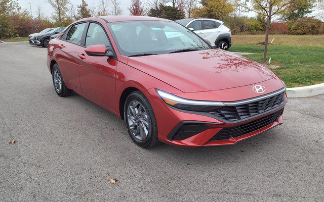 2026 Hyundai Elantra Hybrid Blue photo 4