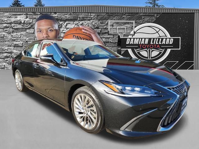 2022 Lexus ES Hybrid 300h Luxury's photo