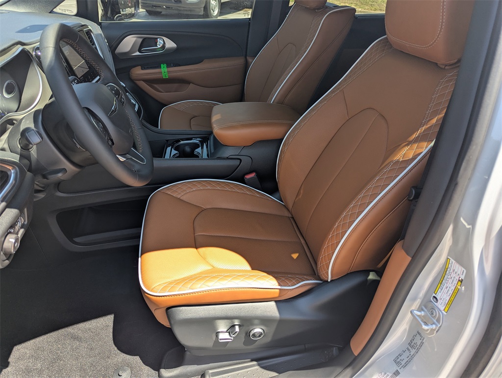 2026 Chrysler Pacifica Pinnacle photo 11