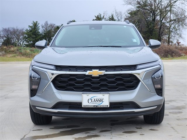 2024 Chevrolet Trax LT photo 2