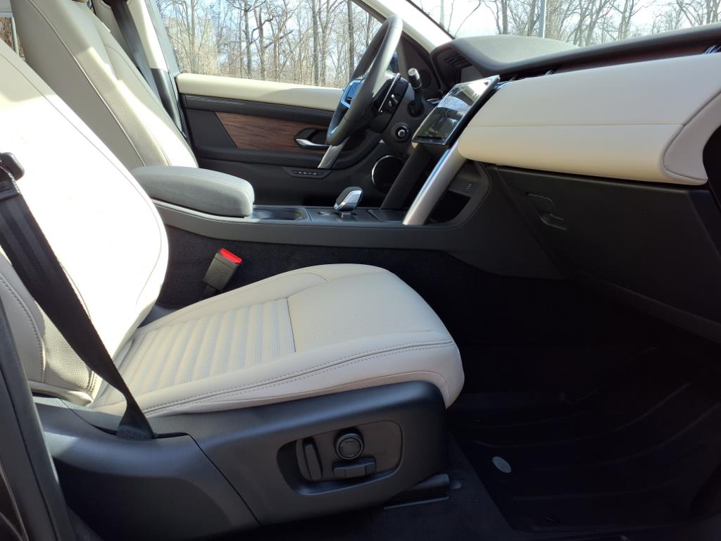 2025 Land Rover Discovery Sport S photo 3
